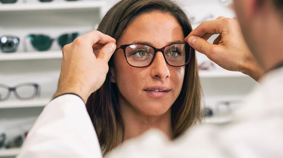 Optisk butik -Optisk butik eye glasses adjusting 1296x728 header